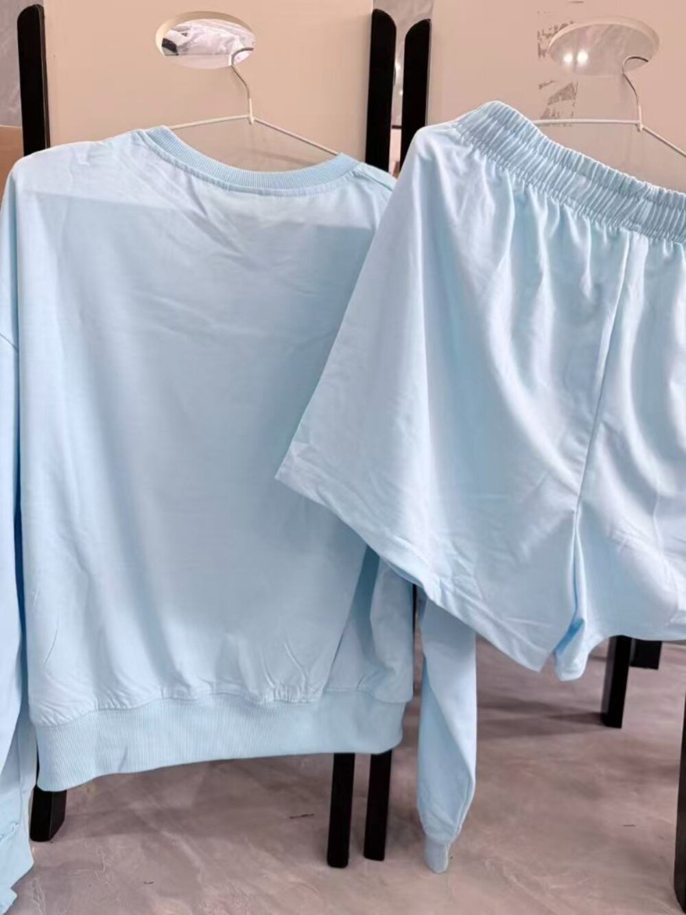 alo Yoga Fitness Drawstring Shorts Set - Picture 2 of 6